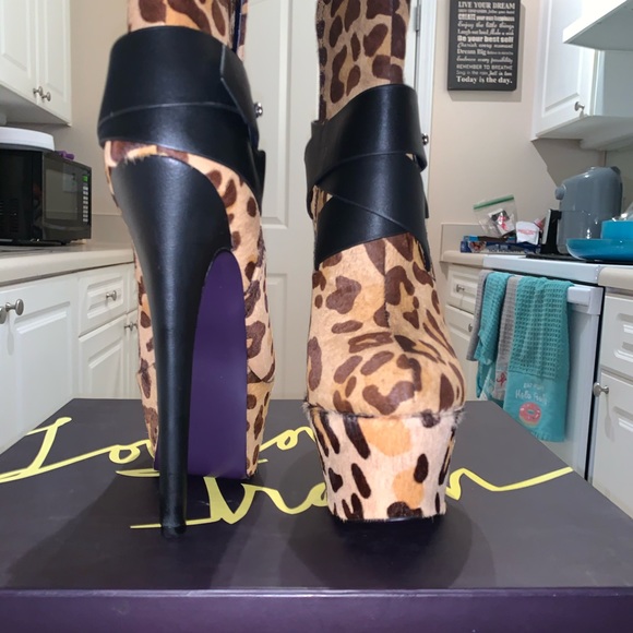 Women’s Boots - Picture 2 of 5